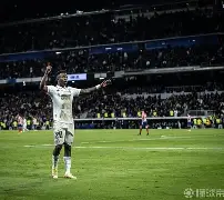 包含维尼修斯场边指挥情绪激动，泰山队员怒摔水瓶的词条